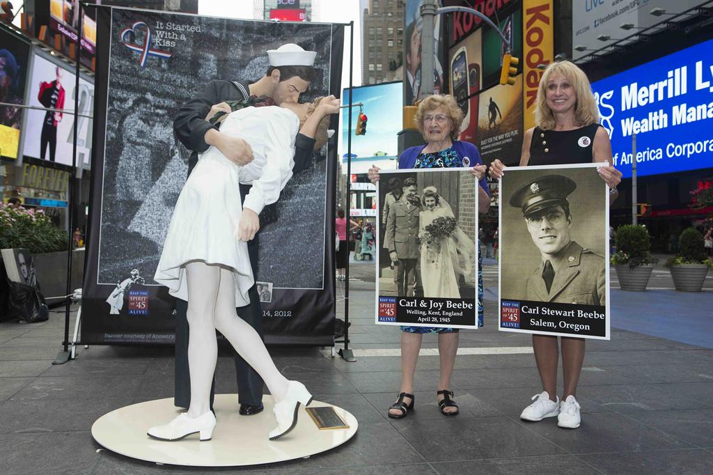 times square kiss project